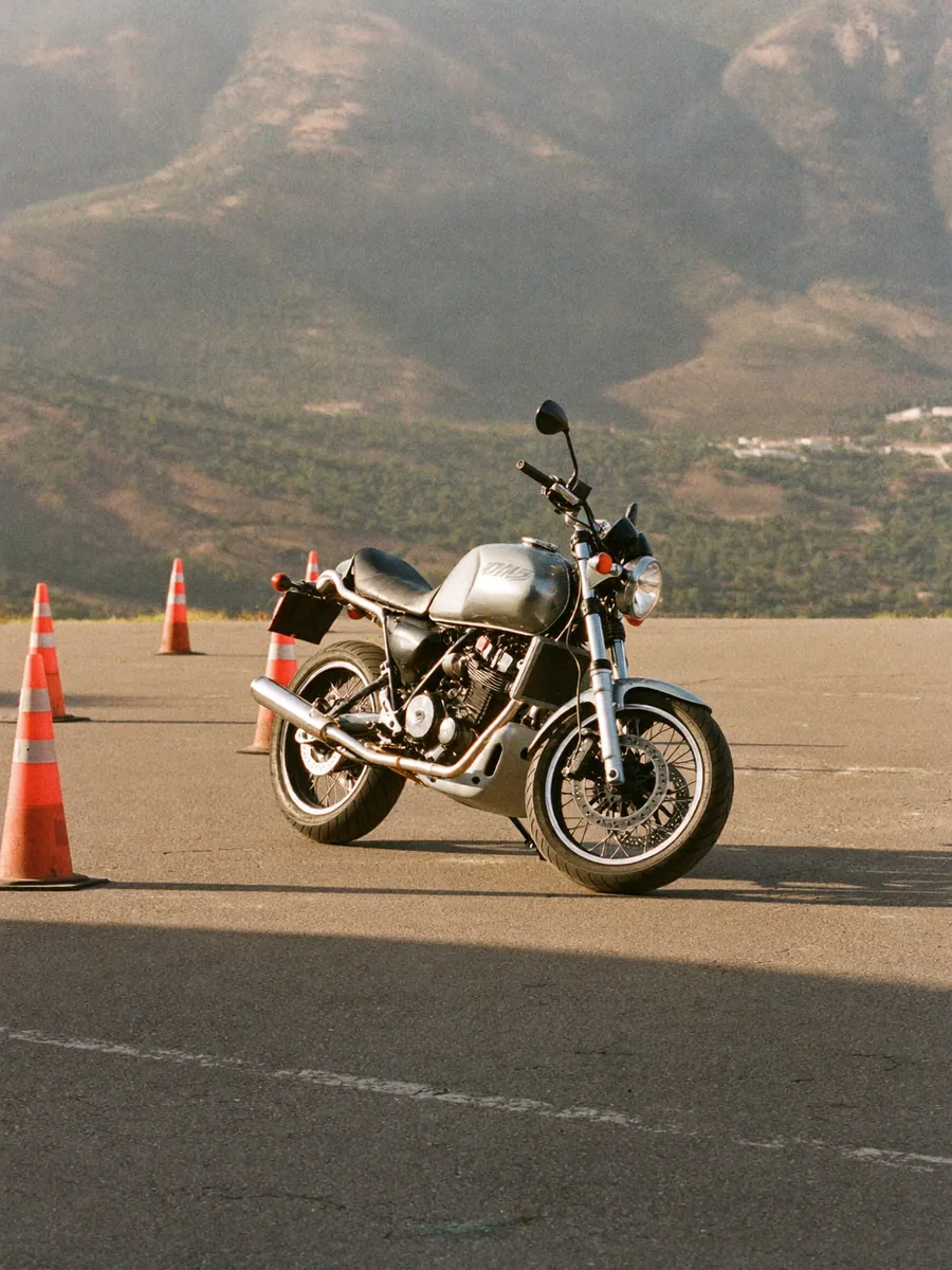 Une moto sur une piste d’entraînement avec des plots