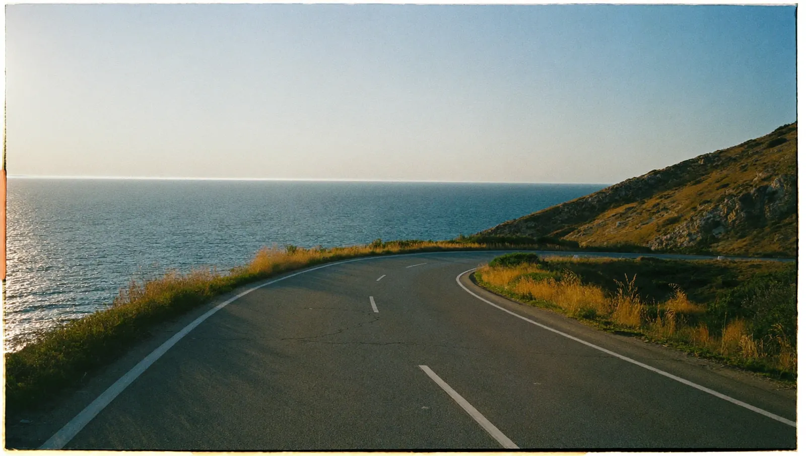 Une route côtière au-dessus de la Méditerranée