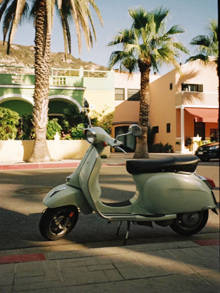 Un scooter garé dans une rue ensoleillée